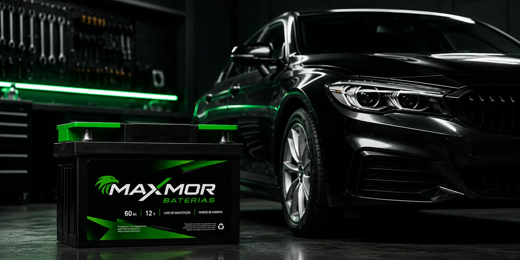 Bateria automotiva Max Mor ao lado de um veículo de passeio